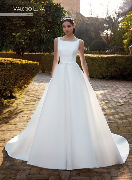 3 very flirty classic wedding dresses in Valerio Luna s Atlantis