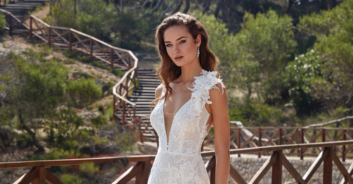 Wedding dresses with deep-lounge neckline for the sensual bride of 2021