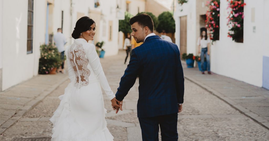 vestido de novia paseando por las calles de Córdoba | HigarNovias