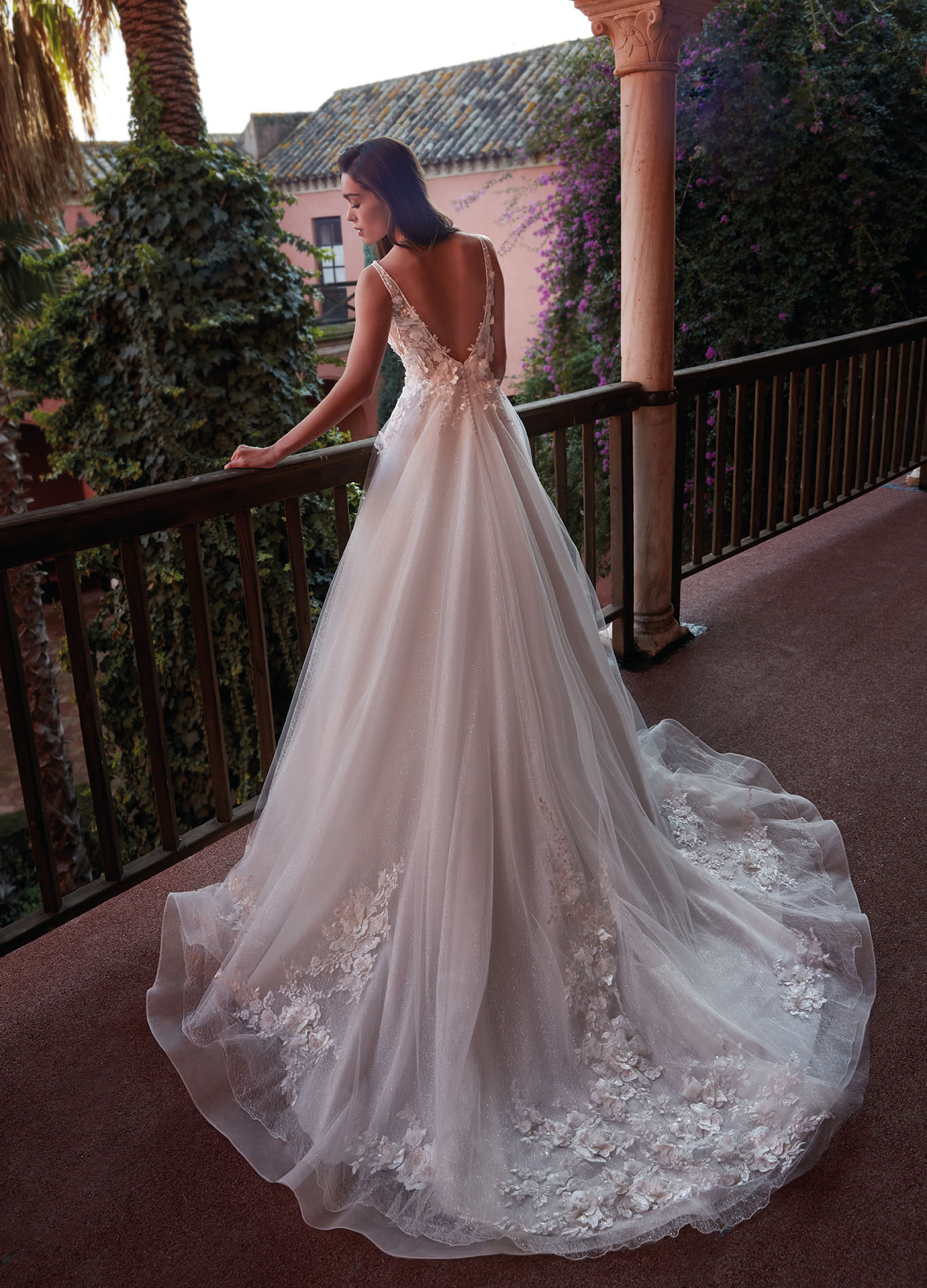 Espaldas sensuales en los vestidos de novia de Manu García | Blog  HigarNovias